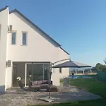 Vadrozsa, Privatgarten Mit Seeblick