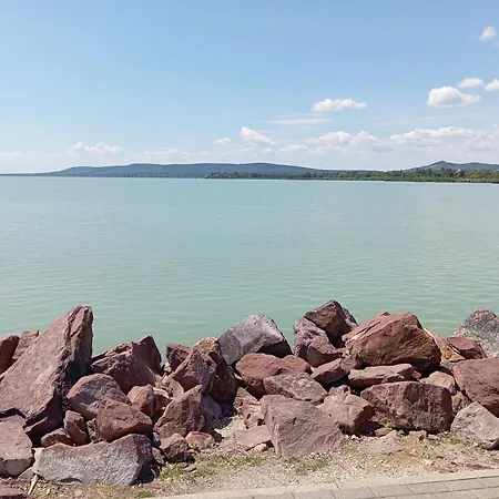Vadrozsa, Privatgarten Mit Seeblick 벌러토너컬리